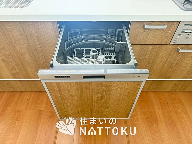 【食器洗い乾燥機】食後の時間にゆとりを与えてくれる食器洗い乾燥機。
操作ボタンも上面にあるので、腰をかがめずに操作ができラクラクです。
