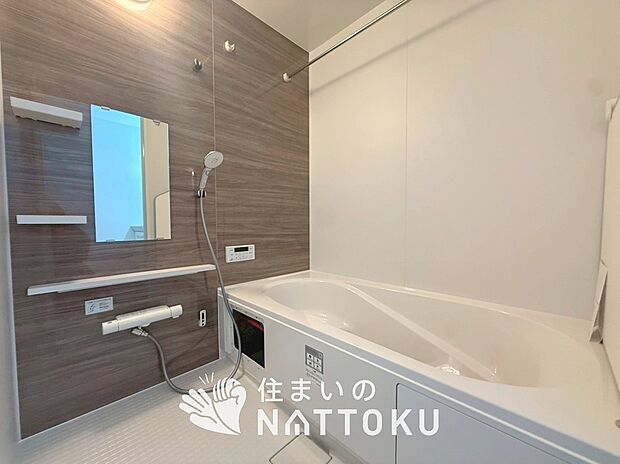 【現地写真（浴室）】浴室暖房乾燥機付き。１坪タイプで広々です。