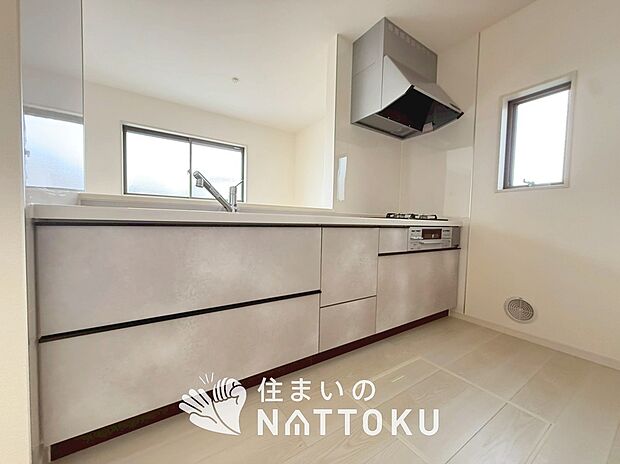 【現地写真（キッチン）】収納たっぷりのシステムキッチン、浄水器付水栓を標準装備しています。