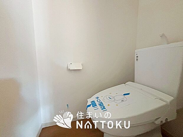 【トイレ	 】汚れてもサッとひと拭きでお手入れ簡単、エコ仕様の温水洗浄便座付きのトイレです。
バリアフリーにも配慮しています。
