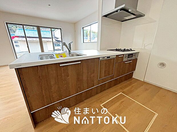 【現地写真（キッチン）】収納たっぷりのシステムキッチン、浄水器付水栓を標準装備しています。