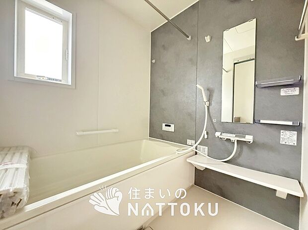 【現地写真（浴室）】浴室暖房乾燥機付き。１坪タイプで広々です。