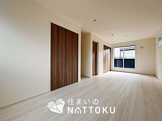 【現地写真（寝室）】木目の美しさを際立たせるシンプルデザインの建具を使用しています。