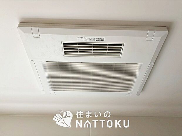 【浴室暖房換気乾燥機】寒い冬場はあたたかく、暑い夏場は扇風機のような心地よさです。
雨の日は、浴室が衣類乾燥スペースになります。
