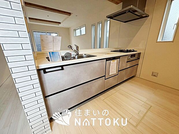 【現地写真（キッチン）】収納たっぷりのシステムキッチン、浄水器付水栓を標準装備しています。