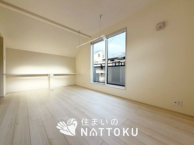 【現地写真（寝室）】木目の美しさを際立たせるシンプルデザインの建具を使用しています。