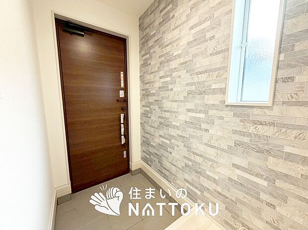 【現地写真（玄関）】玄関には、大型のシューズ収納を設置しています。