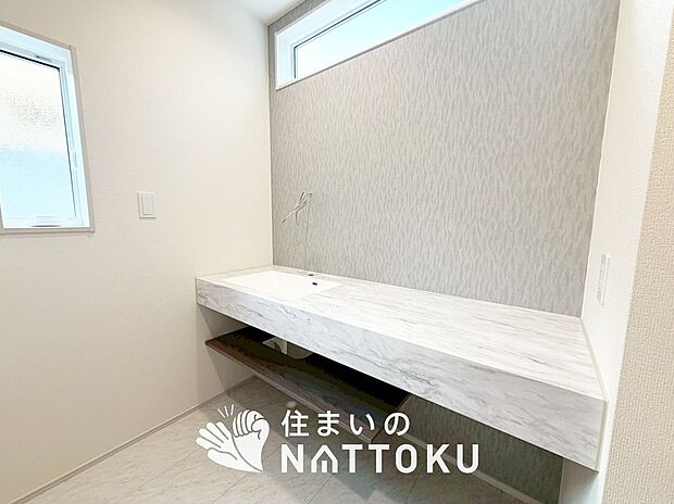 【洗面台・洗面所】鏡の両サイドは、必要なものを取出しやすく、大きな鏡面で朝の準備も快適。
使いやすいリフトアップ機能付きのシングルレバーシャワー水栓付です。
