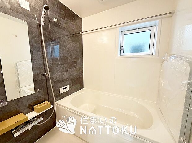 【現地写真（浴室）】浴室暖房乾燥機付き。１坪タイプで広々です。