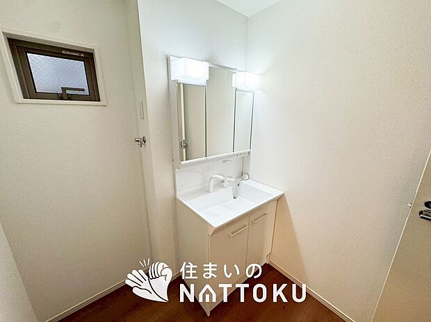 【洗面台・洗面所 】鏡の両サイドは、必要なものを取出しやすく、大きな鏡面で朝の準備も快適。
使いやすいリフトアップ機能付きのシングルレバーシャワー水栓付です。
