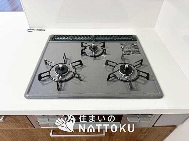 【ビルトインコンロ】フラットな構造で清掃性が高く、過熱防止センサー付３口タイプで日頃の家事も快適です。