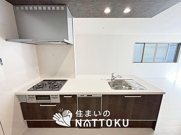 【現地写真(キッチン)】収納たっぷりのシステムキッチン、浄水器付水栓を標準装備しています。