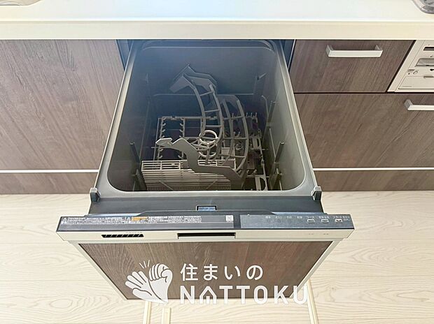 【食器洗い乾燥機】食後の時間にゆとりを与えてくれる食器洗い乾燥機。
操作ボタンも上面にあるので、腰をかがめずに操作ができラクラクです。