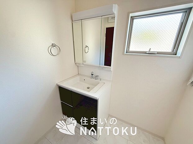 【洗面台・洗面所】鏡の両サイドは、必要なものを取出しやすく、大きな鏡面で朝の準備も快適。
使いやすいリフトアップ機能付きのシングルレバーシャワー水栓付です。