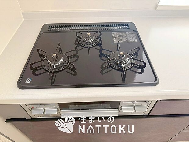 【ビルトインコンロ】フラットな構造で清掃性が高く、過熱防止センサー付3口タイプで日頃の家事も快適です。
