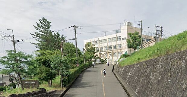 高槻市立第九中学校(約917m)