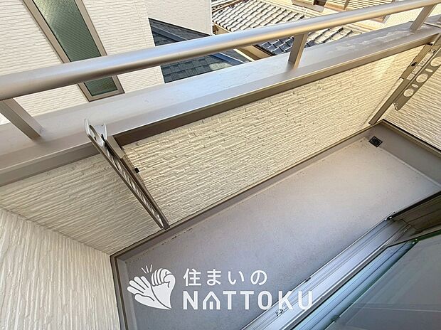 【バルコニー】奥行きが広く、洗濯物をゆったりと干せる十分な広さで、家族の洗濯も捗ります。