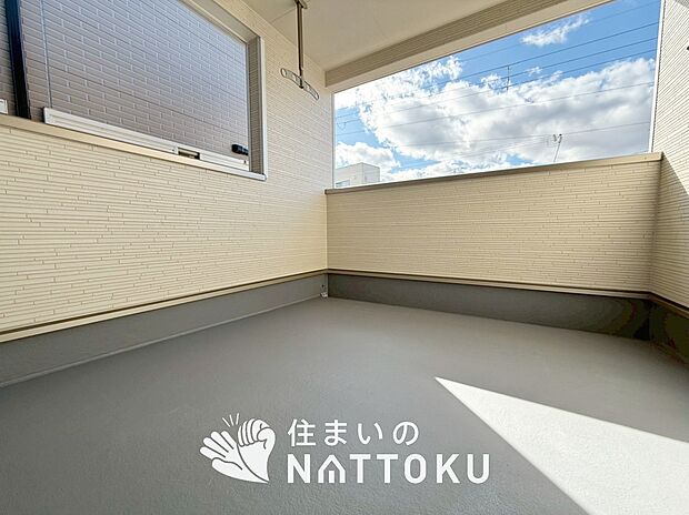 【バルコニー】奥行きが広く、洗濯物をゆったりと干せる十分な広さで、家族の洗濯も捗ります。