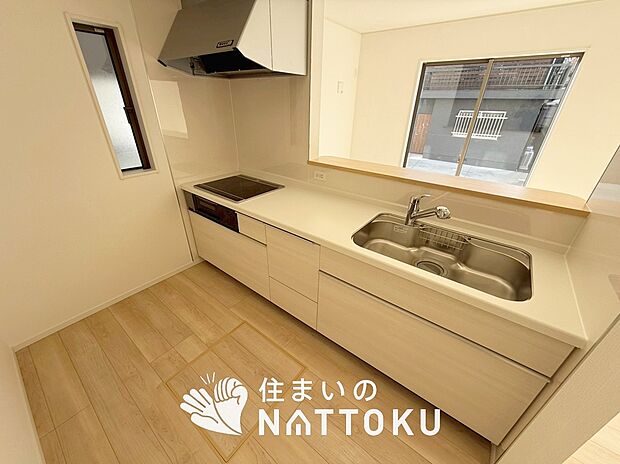 【現地写真(キッチン)】収納たっぷりのシステムキッチン、浄水器付水栓を標準装備しています。