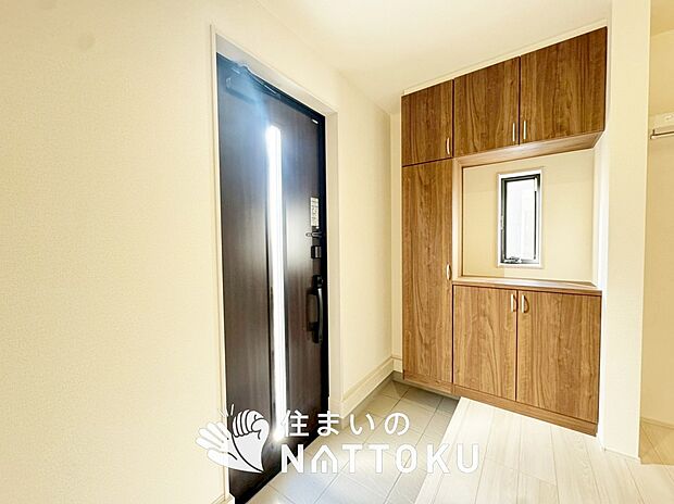 【現地写真(玄関)】玄関には、大型のシューズ収納を設置しています。