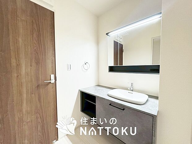 【洗面台・洗面所】鏡の両サイドは、必要なものを取出しやすく、大きな鏡面で朝の準備も快適。
使いやすいリフトアップ機能付きのシングルレバーシャワー水栓付です。