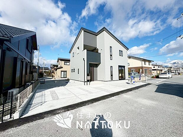 【現地写真(前道含む外観)】軽くて火災に強い屋根材を採用し、地震時の建物への負担や揺れを軽減しています。