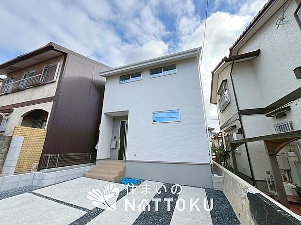 【現地写真（外観）】軽くて火災に強い屋根材を採用し、地震時の建物への負担や揺れを軽減しています。