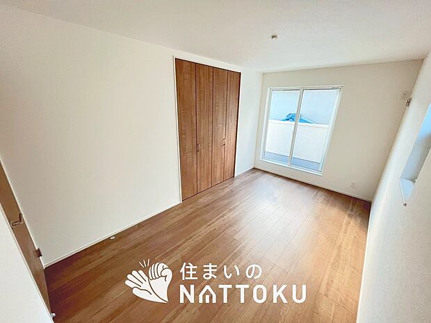 【現地写真（寝室）】木目の美しさを際立たせるシンプルデザインの建具を使用しています。