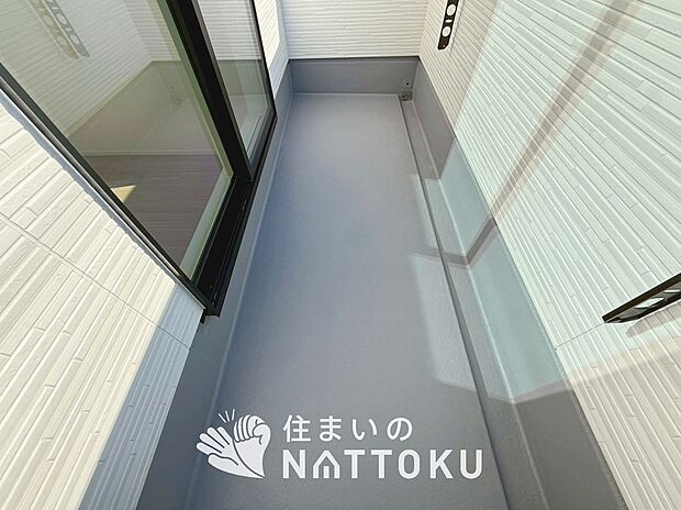 【バルコニー】奥行きが広く、洗濯物をゆったりと干せる十分な広さで、家族の洗濯も捗ります。