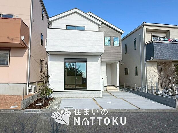 【現地写真（外観）】軽くて火災に強い屋根材を採用し、地震時の建物への負担や揺れを軽減しています。