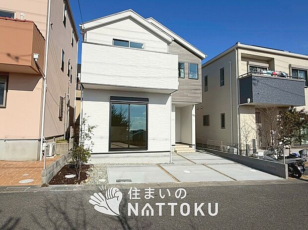 【現地写真（前道含む外観）】お引渡し後も無償の定期点検を行っており、暮らしの安心をお届けしています。