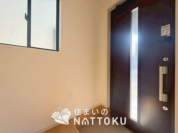 【現地写真（玄関）】玄関には、大型のシューズ収納を設置しています。