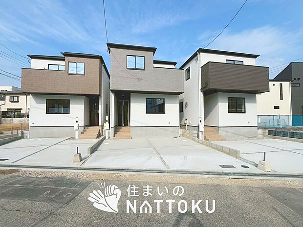 【現地写真（街並み）】軽くて火災に強い屋根材を採用し、地震時の建物への負担や揺れを軽減しています。