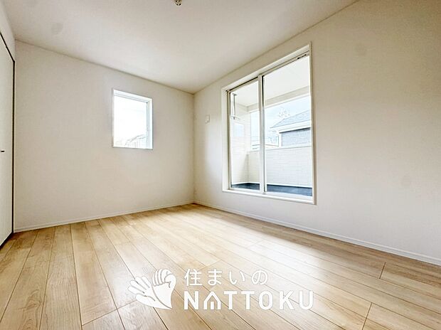 【現地写真（寝室）】木目の美しさを際立たせるシンプルデザインの建具を使用しています。