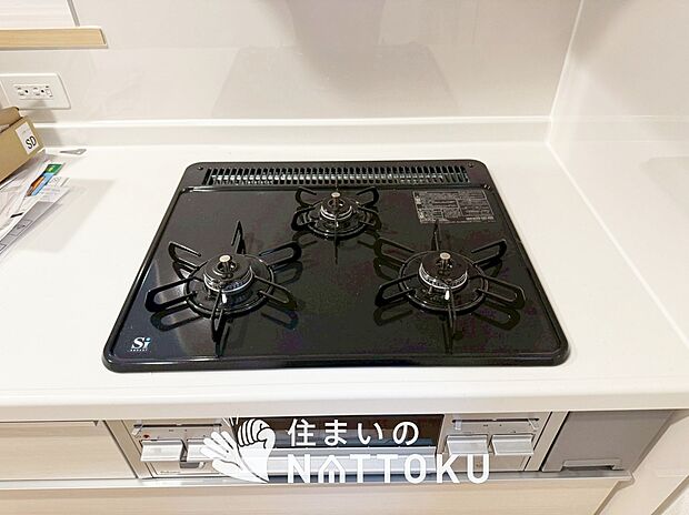 【ビルトインコンロ】フラットな構造で清掃性が高く、過熱防止センサー付３口タイプで日頃の家事も快適です。