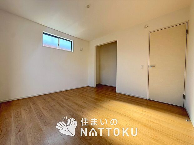 【現地写真（寝室）】木目の美しさを際立たせるシンプルデザインの建具を使用しています。