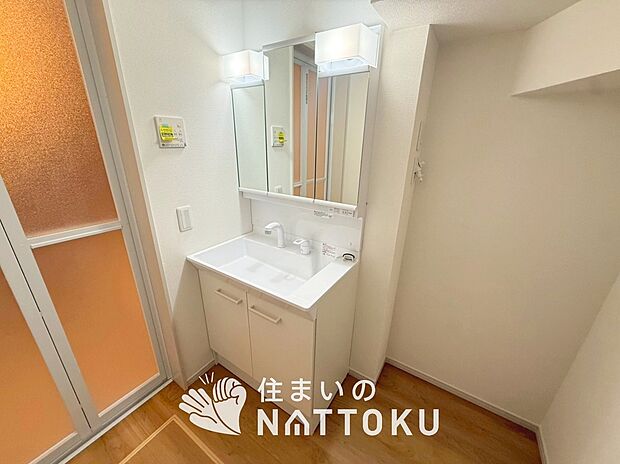 【洗面台・洗面所】鏡の両サイドは、必要なものを取出しやすく、大きな鏡面で朝の準備も快適。
使いやすいリフトアップ機能付きのシングルレバーシャワー水栓付です。
