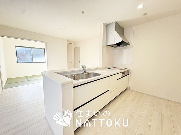 【現地写真（キッチン）】収納たっぷりのシステムキッチン、浄水器付水栓を標準装備しています。