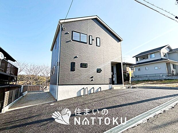 【現地写真（前道含む外観）】断熱性、気密性を高める工夫で一年中ずっと心地よく暮らせる、高気密・高断熱です。