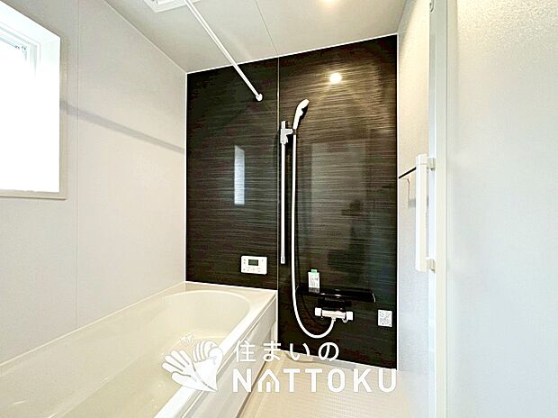 【現地写真（浴室）】浴室暖房乾燥機付き。１坪タイプで広々です。