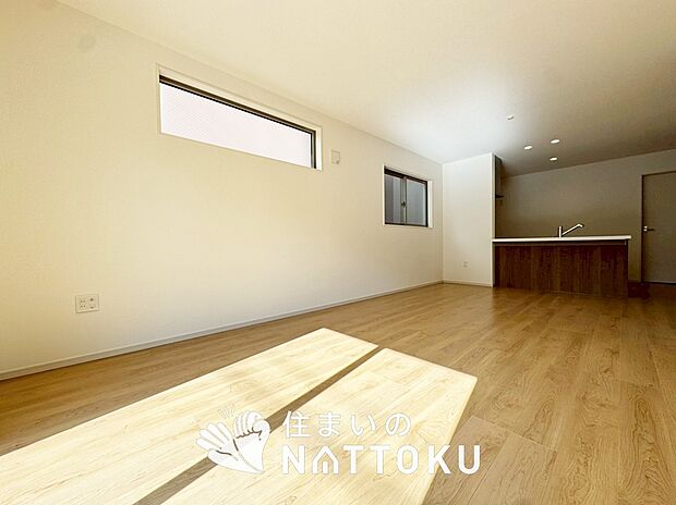 【現地写真（リビング）】フローリング材には、木目、色調など木材特有の風合いがあり、ナチュラルな美しさになっています。