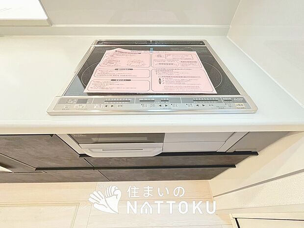 【ビルトインコンロ】フラットな構造で清掃性が高く、過熱防止センサー付３口タイプで日頃の家事も快適です。