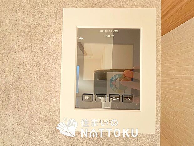 【TVモニター付インターホン】手放し通話ができ、送話表示灯で送話・受話状態が確認できます。
映像と音声で玄関先の様子をチェックできるモニター機能や、夜間の訪問者の顔も確認できるLEDライトを装備しています。