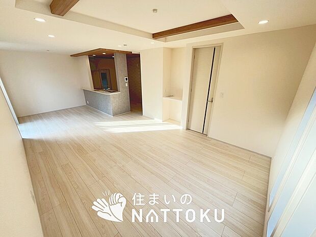 【現地写真（リビング）】フローリング材には、木目、色調など木材特有の風合いがあり、ナチュラルな美しさになっています。