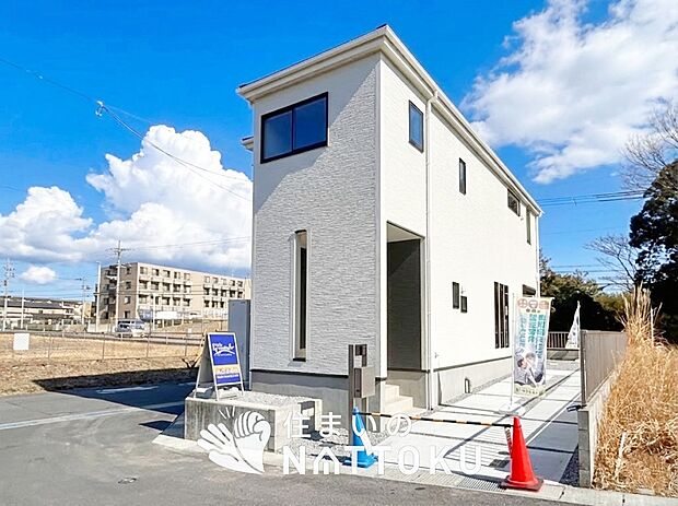 【現地写真（前道含む外観）】断熱性、気密性を高める工夫で一年中ずっと心地よく暮らせる、高気密・高断熱です。