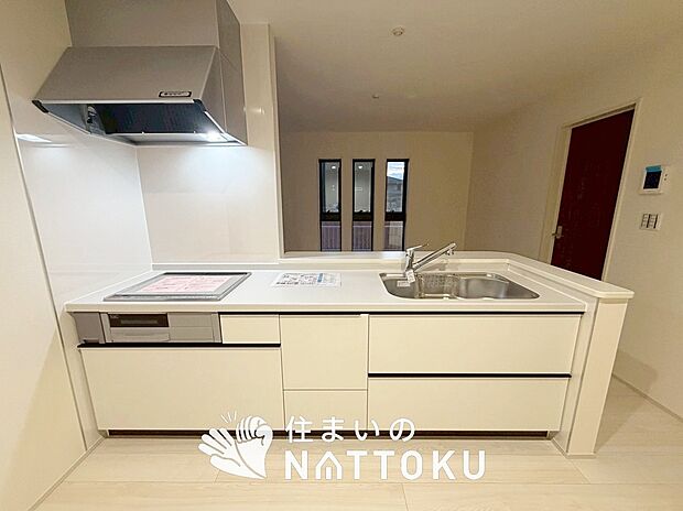 【現地写真（キッチン）】収納たっぷりのシステムキッチン、浄水器付水栓を標準装備しています。