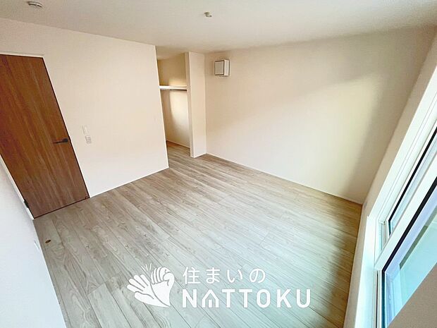【現地写真（寝室）】木目の美しさを際立たせるシンプルデザインの建具を使用しています。