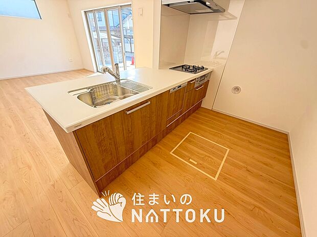 【現地写真（キッチン）】収納たっぷりのシステムキッチン、浄水器付水栓を標準装備しています。