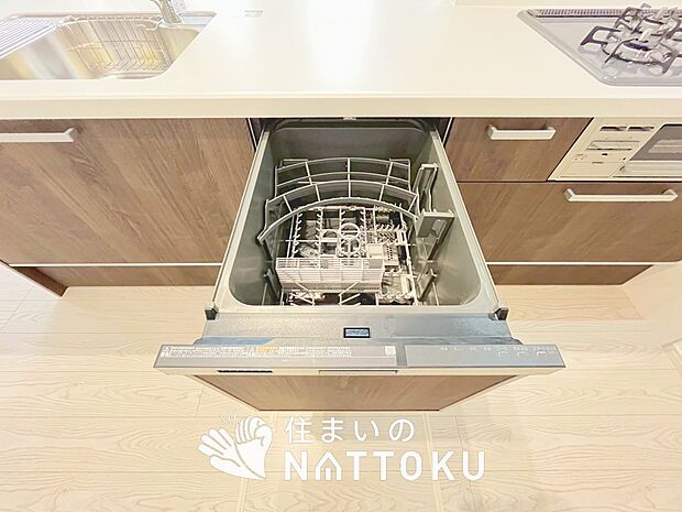 【食器洗い乾燥機】食後の時間にゆとりを与えてくれる食器洗い乾燥機。
操作ボタンも上面にあるので、腰をかがめずに操作ができラクラクです。
