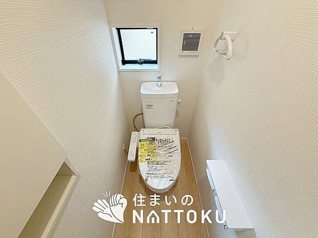 【トイレ】汚れてもサッとひと拭きでお手入れ簡単、エコ仕様の温水洗浄便座付きのトイレです。
バリアフリーにも配慮しています。
